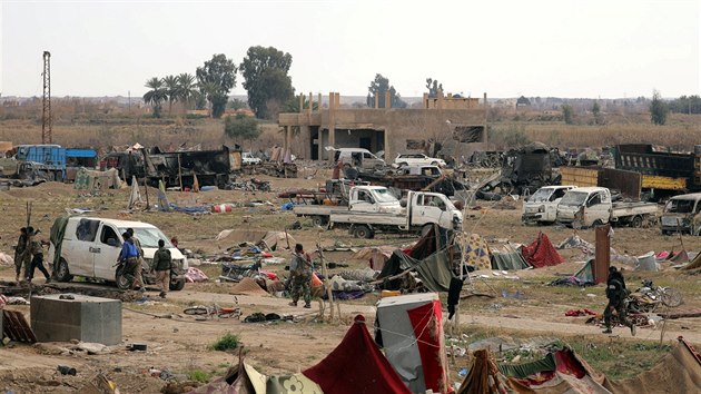 Vojci SDF zaujmaj pozice na okraji msta Baghz. V oblasti pod provizornmi psteky nocuj uprchl civilist. (10. bezna 2019)