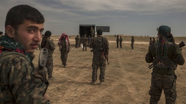 Vojáci SDF se připravují na rozsáhlou ofenzívu proti posledním pozicím Islámského státu ve městě Baghúz na východě Sýrie. (10. března 2019)