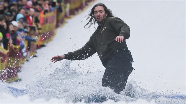 Lyžaři a snowboardisté zakončují sezónu Jízdou přes louži na Špičáku (16. března 2019).