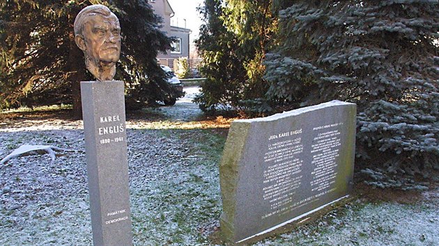 Pamtnk Karla Englie s bustou a citacemi z dla v parku ped kostelem v Hrabyni na Opavsku - Engliov roditi (2002)