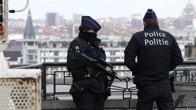 Belgick policejn jednotky na stee soudn budovy v Bruselu bhem procesu s tonkem z idovskho muzea Mehdim Nemmouchem a jeho komplecem (11. bezna 2019)