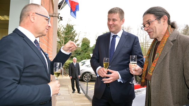 Zleva velvyslanec v Britnii Libor Seka a ministr zahrani Tom Petek rozmlouvaj s vtvarnkem Pavlem Bchlerem v Manchesteru, kde se otevel nov generln konzult R. (19. bezna 2019)
