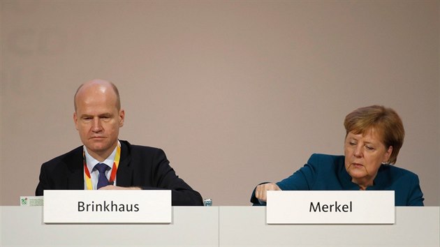 Pedseda poslaneckho klubu CDU/CSU Ralph Brinkhaus a bval nmeck kanclka Angela Merkelov (7. prosince 2018)