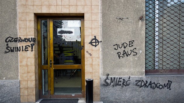 Antisemitismus v Polsku je na vzestupu. Neznm pachatel pomaloval vstup do ady ve Varav nacistickmi slogany. (25. nora 2019)