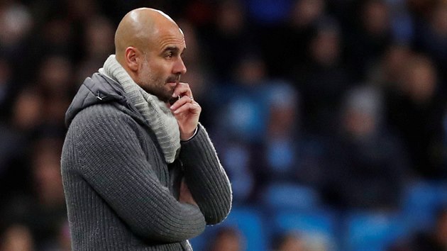 Trenr Pep Guardiola (Manchester City) zachmuen pozoruje vkon svho tmu v osmifinlov odvet Ligy mistr proti Schalke 04.