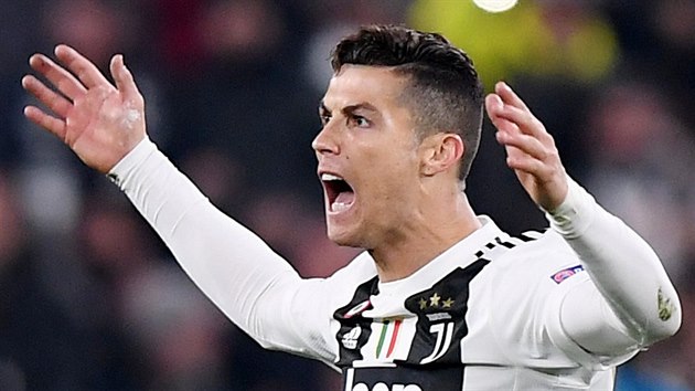 Hvzdn portugalsk tonk Cristiano Ronaldo (Juventus) rozhazuje rukama v utkn proti Atltiku Madrid.
