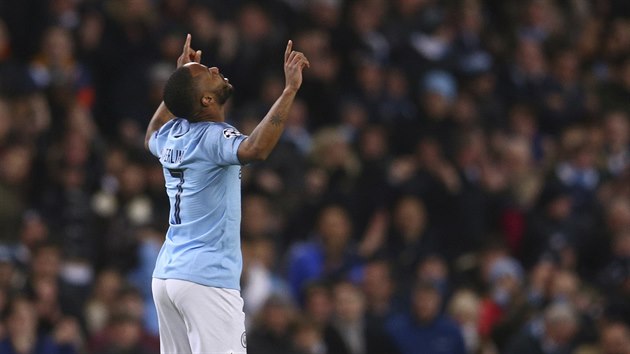 Raheem Sterling z Manchesteru City oslavuje svou vstelenou branku.