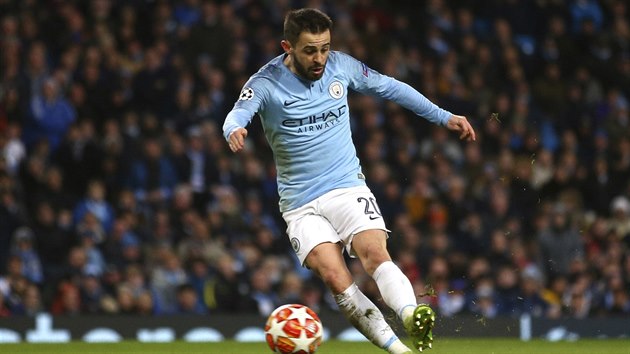 Bernardo Silva (Manchester City) stl na branku Schalke 04 v odvet osmifinle Ligy mistr.