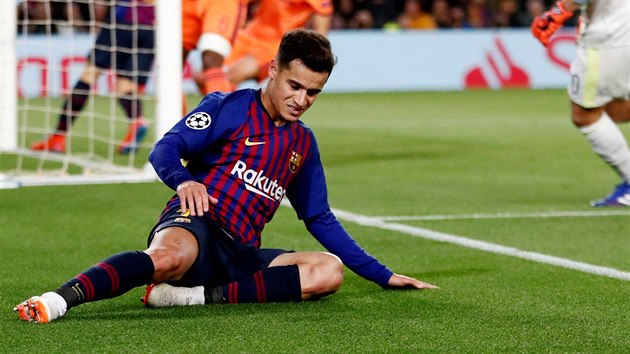 Phillipe Coutinho z Barcelony na zemi za koncovou rou.