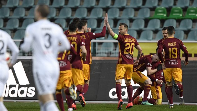 Fotbalisté Dukly se radují z prvního gólu v zápase proti Karviné. Uprostřed oslavuje s kapitánskou páskou i Branislav Miloševič.