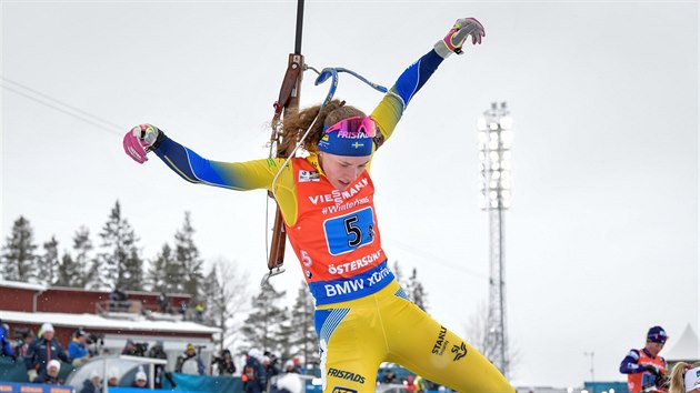 Hanna Öbergová ze Švédska se zvedá ze střelecké položky během ženského štafetového závodu na mistrovství světa v Östersundu.