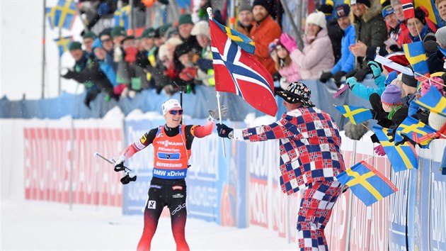 Marte Olsbuov Riselandov pebr norskou vlajku v clovm prostoru tafetovho zvodu na mistrovstv svta v stersundu.