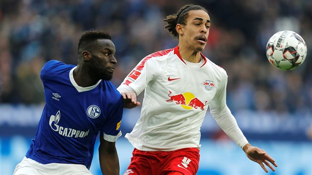 Salif San ze Schalke (vlevo) se sna dostat k mi, brn ho Yussuf Poulsen z Lipska.