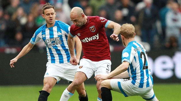 Pablo Zabaleta z West Hamu (uprosted) se sna proklikovat obranou Huddersfieldu.