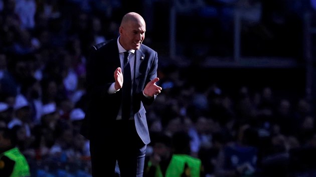 Trenr Realu Madrid Zinedine Zidane reaguje bhem zpasu panlsk ligy proti Vigu.