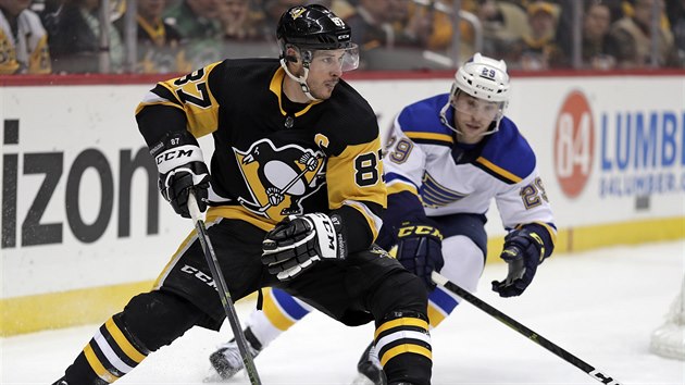 Sidney Crosby z Pittsburghu (vpedu) manvruje s pukem bhem zpasu proti St. Louis.