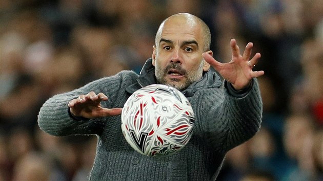 Trenr Manchesteru City Pep Guardiola chyt balon bhem zpasu FA Cupu proti Swansea.