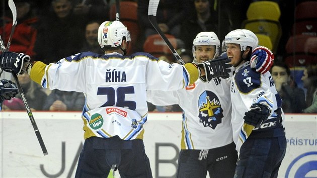 Radost hokejistů Kladna z branky do sítě Jihlavy během zápasu play off první ligy.
