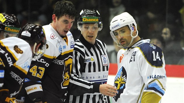 Tom Plekanec z Kladna (vpravo) diskutuje s rozhodm bhem druhho semifinle play off prvn hokejov ligy proti Jihlav.