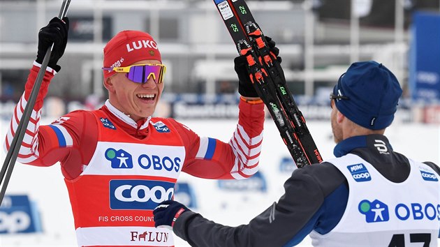 Rus Alexandr Bolšunov (vlevo) přijímá gratulace od Nora Martina Johnsruda Sundbyho po vítězství v závodě na 15 km volnou technikou ve Falunu.