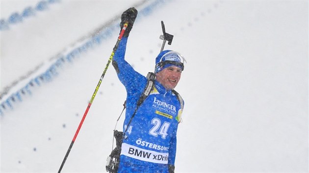 Ital Dominik Windish oslavuje svůj triumf v závodě s hromadným startem na mistrovství světa v Östersundu.