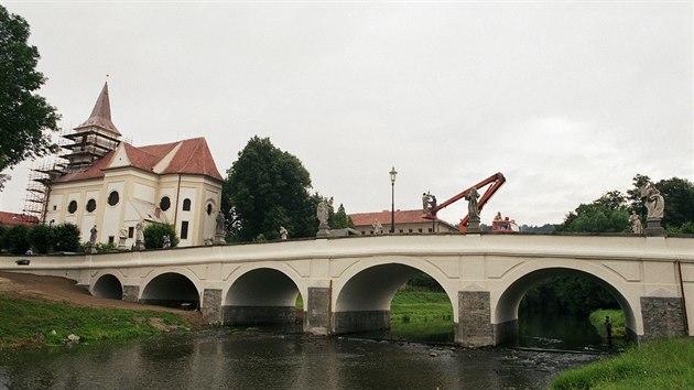 Takto vypadal most po rekonstrukci ped
necelmi ticeti lety, kdy tam dlnci umstili desku.