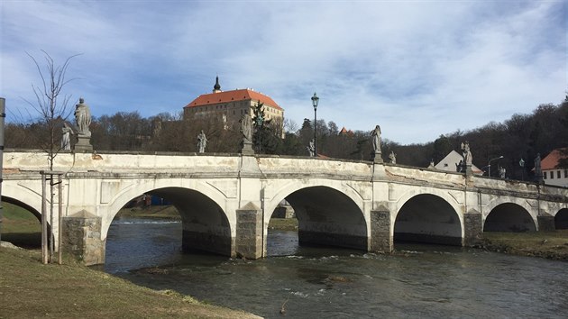 Nad oblouky pod sochami jsou na prvn pohled patrn praskliny. A to po obou stranch pamtky