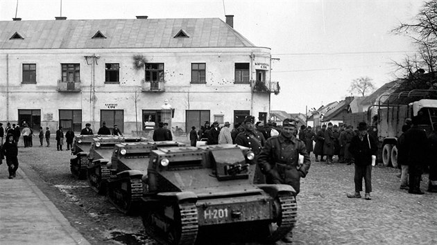 Maai ve mst Chust, Podkarpatsk Rus, bezen 1939. Tanky maarsk jednotky jsou italskho pvodu Fiat-Ansaldo L3 (konstrukn vychzely z pvodnho britskho originlu Carden Loyd Mk VI).