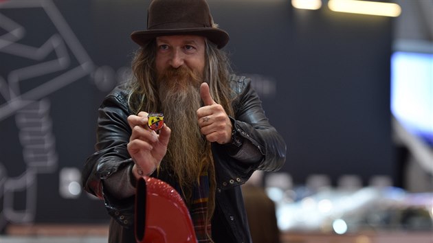 Magnus Walker, zn�m� sb�ratel porsch� na autosalonu v �enev� obdivuje expozici oslavuj�c� 70. v�ro�� zna�ky Abarth.
