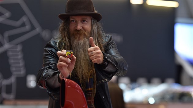 Magnus Walker, znm sbratel porsch na autosalonu v enev obdivuje expozici oslavujc 70. vro znaky Abarth.