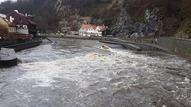 Vltava v Krumlov je na druhm stupni povodov aktivity.