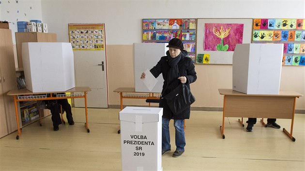 Prvn kolo prezidentskch voleb se konalo 16. bezna 2019 na Slovensku. Na snmku je volebn mstnost v jedn z bratislavskch zkladnch kol.