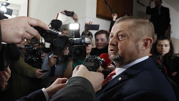 Prezidentský kandidát Štefan Harabin odpovídá na otázky novinářů potom co odvolil v 1. kole prezidentských voleb na Slovensku.