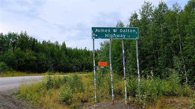 Cedule oznamujc zatek Dalton Highway je polepen samolepkami nvtvnk zcelho svta.