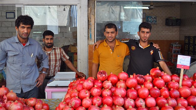 Na tržišti v íránském přístavu Bandar Abbás vládla přátelská atmosféra. Granátová jablka jsme po obligátním focení dostali dokonce gratis.