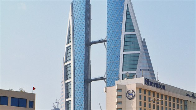 Některé mrakodrapy mají extravagantní tvary. Okolí Shaik Hamad Causeway