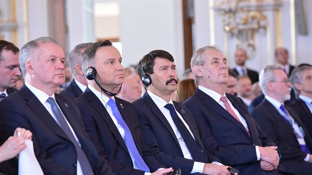 Prezidenti V4 (zleva) Andrej Kiska, Andrzej Duda, Jnos der a Milo Zeman na nrodn konferenci Nae bezpenost nen samozejmost k 20. vro vstupu do NATO na Praskm hrad