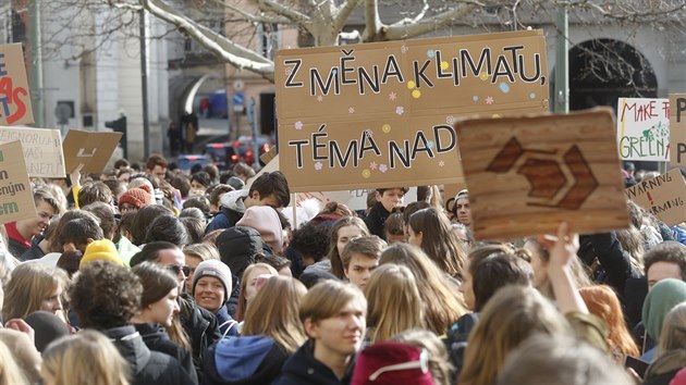 V ptek studenti po cel esk republice zaali s bojem za ivotn prosted. Chtj od politik vidt konkrtn een klimatickch problm. (15. bezna 2019)