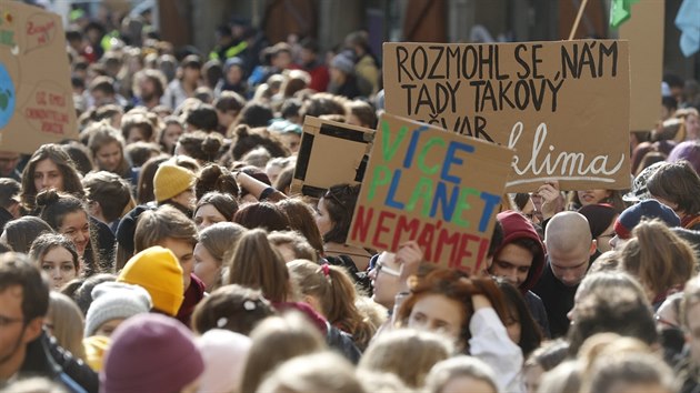 V ptek studenti po cel esk republice zaali s bojem za ivotn prosted. Chtj od politik vidt konkrtn een klimatickch problm. (15. bezna 2019)