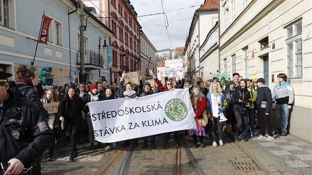 V p�tek studenti po cel� �esk� republice za�ali s bojem za �ivotn� prost�ed�. Cht�j� od politik� vid�t konkr�tn� �e�en� klimatick�ch probl�m�. (15. b�ezna 2019)