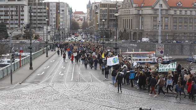 V p�tek studenti po cel� �esk� republice za�ali s bojem za �ivotn� prost�ed�. Cht�j� od politik� vid�t konkr�tn� �e�en� klimatick�ch probl�m�. Zapojili se tak do mezin�rodn�ho projektu nazvan�ho Fridays for Future.