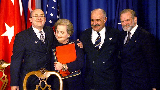 Ministr zahraničí Jan Kavan při podpisu dokumentu o vstupu České republiky do NATO. Vpravo je tehdejší ministryně zahraničí USA Madeleine Albrightová a ministři zahraničí Maďarska Janos Martonyi a Polska Bronislaw Geremek. (12. března 1999)