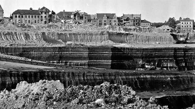 Zbytky historickho Mostu, kter musel ustoupit povrchov tb hndho uhl. (z 1975)