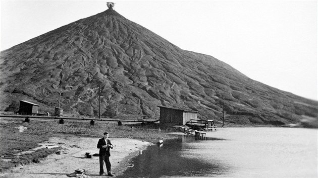 Ryb pod haldou vyten hluiny Dolu Stalin v Ostrav-Hruov (1962)