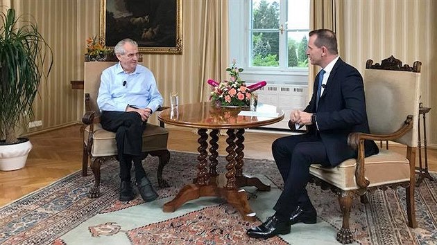 Prezident Miloš Zeman s ředitelem TV Barrandov Jaromírem Soukupem při natáčení pořadu Týden s prezidentem (září 2018)
