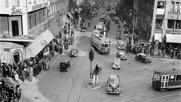 Levostrann provoz na kiovatce Vclavskho nmst a ulice Na pkop v Praze (1938)
