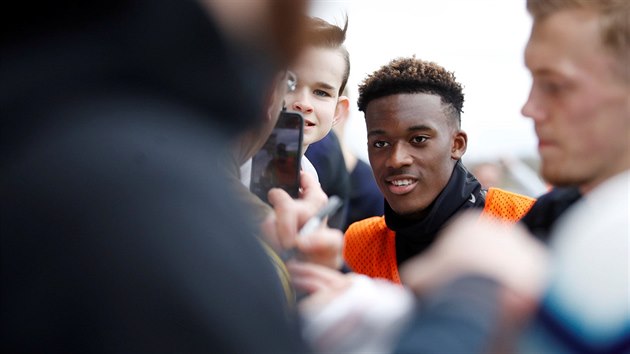 Osmnctilet fotbalista Callum Hudson-Odoi se na trninku anglick reprezentace fot s fanouky.