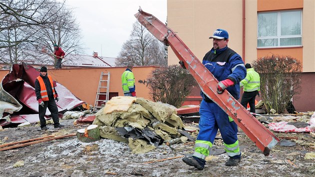 klid stechy stren vtrem z budovy finannho adu v Ostrov.