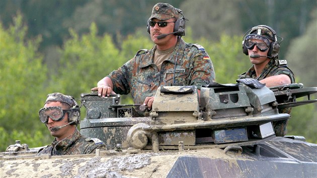 Německá posádka tanku Leopard na cvičení jednotek NATO Collective Effort v Boleticích 14. června 2004.