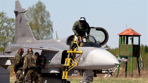 �e�t� piloti se st�ha�kou JAS-39 Gripen se v Litv� p�ipravuj� na ochranu vzdu�n�ho prostoru pobaltsk�ch zem�. V mis�ch a operac�ch pod veden�m NATO bylo nasazeno 15 tis�c voj�k� Arm�dy �R. 